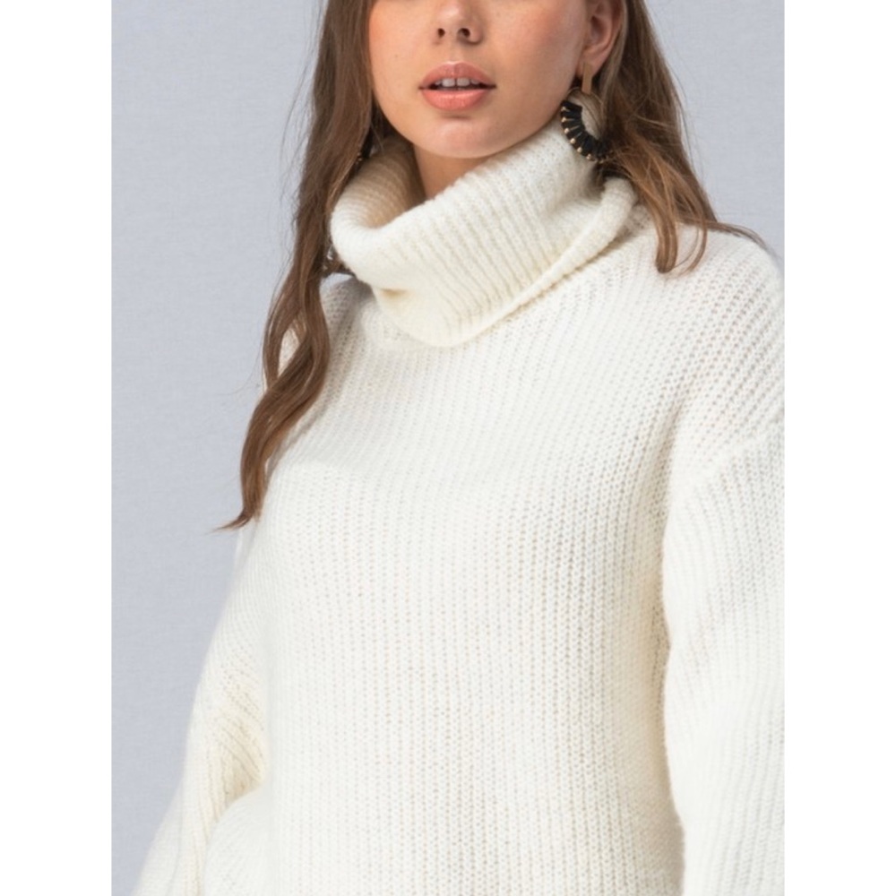 38- Soft knit turtleneck ivory tunic sweater - Picture 2 of 3